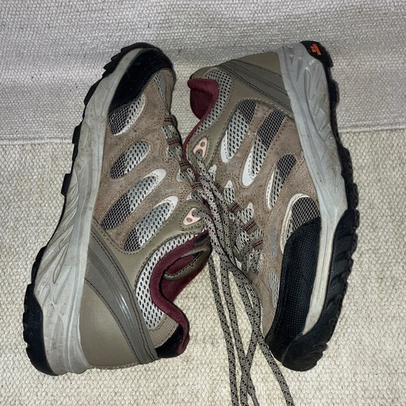 Hi-Tec Women's 7 1/2 hiking waterproof athletic walking Shoes - Picture 10 of 14